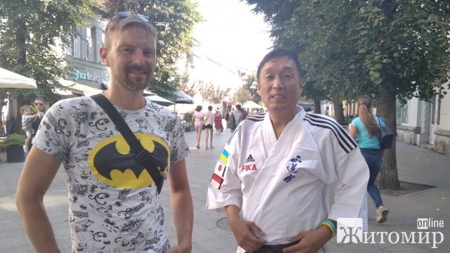 Волонтер з Японії Дайсуке Тарутані вдруге приїхав до Житомира та допомагає українцям. ФОТО
