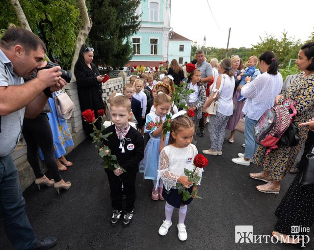 Свято Першого дзвоника в учнів житомирського №25-го ліцею. ФОТО