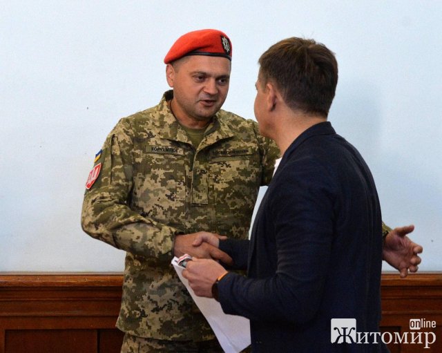 На позачерговій сесії мер Житомира вручив нагороди «Сталевий хрест» військовим, які повернулись зі сходу України. ФОТО