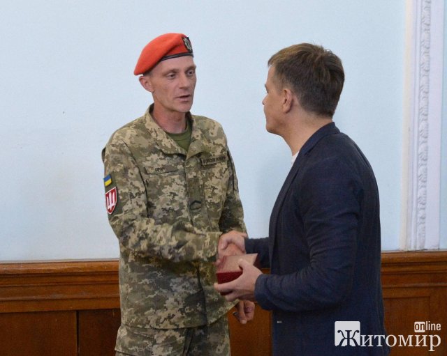 На позачерговій сесії мер Житомира вручив нагороди «Сталевий хрест» військовим, які повернулись зі сходу України. ФОТО