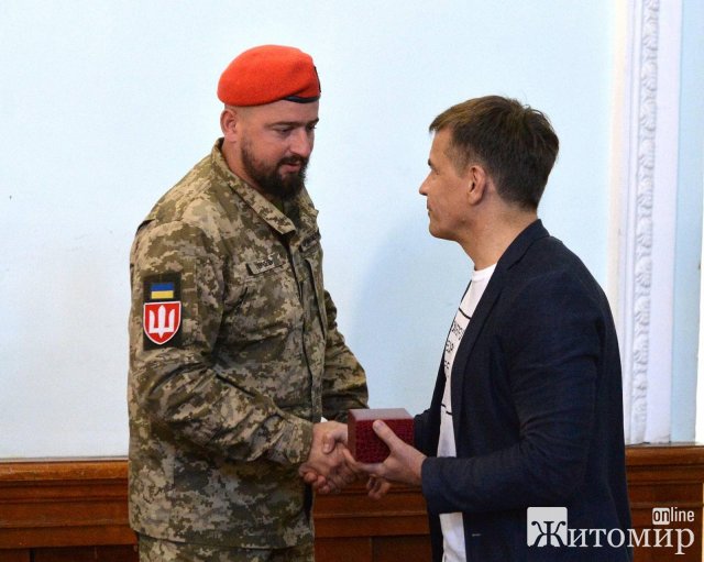 На позачерговій сесії мер Житомира вручив нагороди «Сталевий хрест» військовим, які повернулись зі сходу України. ФОТО