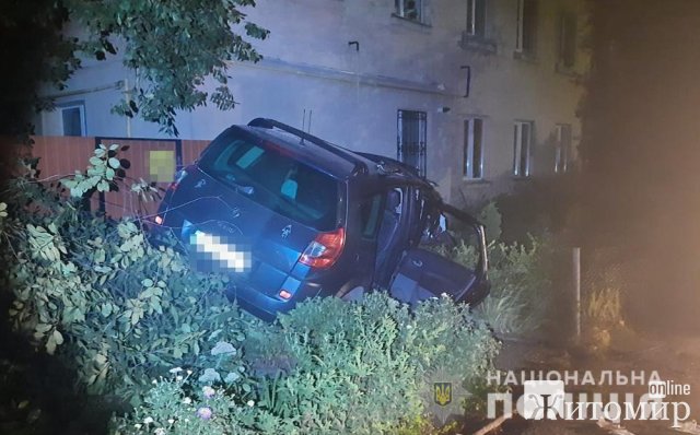 Вночі в Житомирі юнак за кермом "не вписався" в поворот та врізався в будинок: п