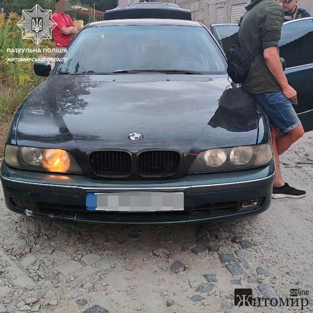 У Житомирі невідомі особи силою посадили чоловіка в багажник та поїхали геть. ФОТО