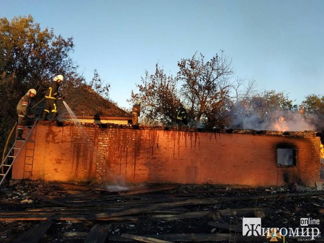 У селі на Житомирщині горіла суха трава, вогонь перекинувся на прилеглі будівлі. ФОТО