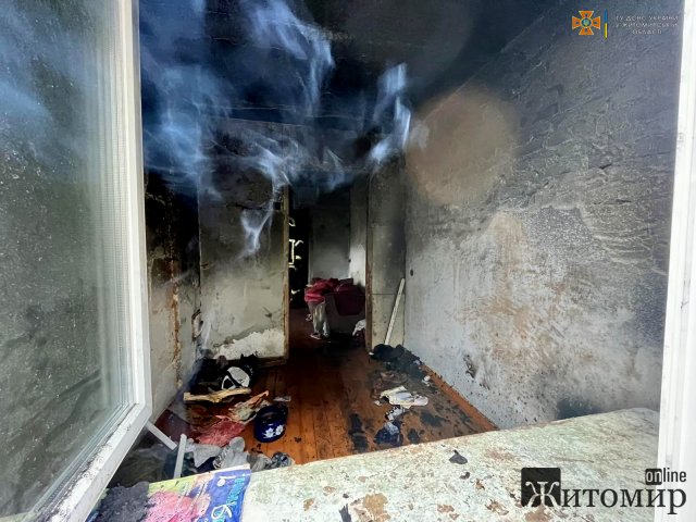 У місті Житомирської області горіла квартира у двоповерховому житловому будинку. ФОТО
