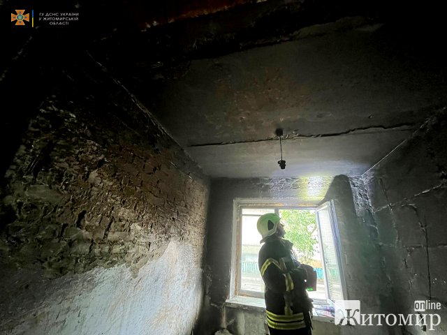 У місті Житомирської області горіла квартира у двоповерховому житловому будинку. ФОТО