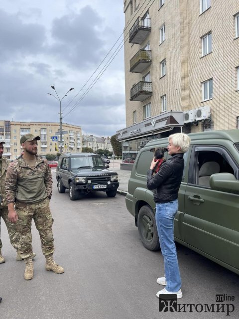 Житомирянка Тетяна Стражник розповіла про шотландця, який доставив військовим автівку з амуніцією та спорядженням. ФОТО