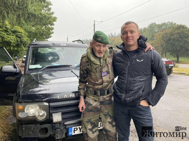 Житомирянка Тетяна Стражник розповіла про шотландця, який доставив військовим автівку з амуніцією та спорядженням. ФОТО