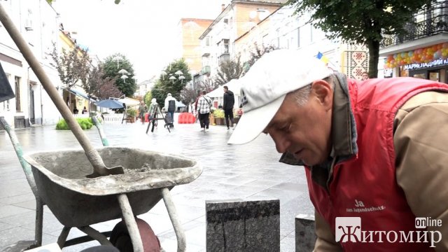 У Житомирі на Михайлівській перекладають плитку. ФОТО