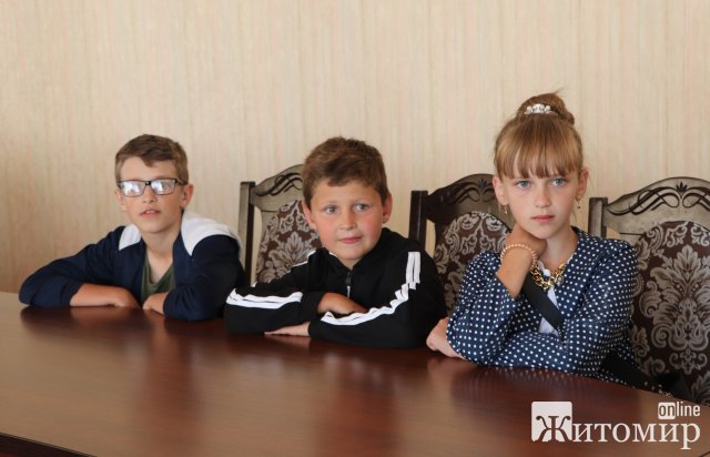 Діти з Олевська на імпровізованому блокпості назбирали пару тисяч для ЗСУ. ФОТО