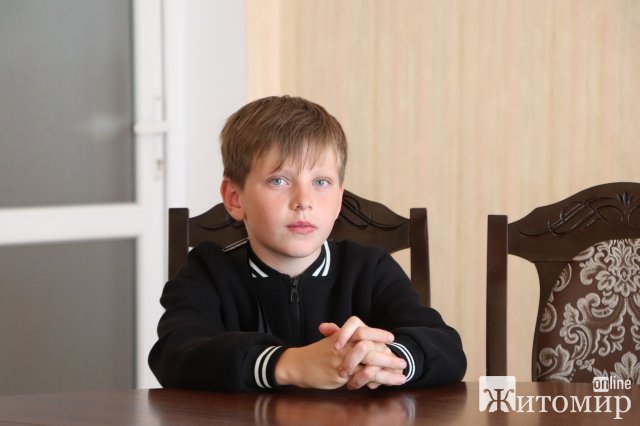 Діти з Олевська на імпровізованому блокпості назбирали пару тисяч для ЗСУ. ФОТО