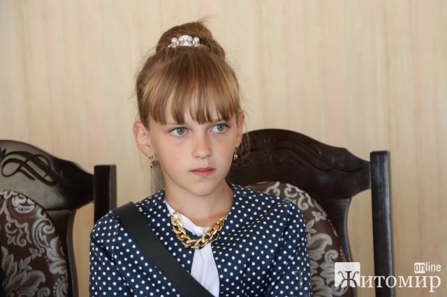 Діти з Олевська на імпровізованому блокпості назбирали пару тисяч для ЗСУ. ФОТО