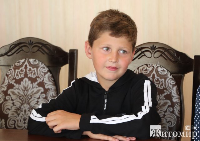 Діти з Олевська на імпровізованому блокпості назбирали пару тисяч для ЗСУ. ФОТО