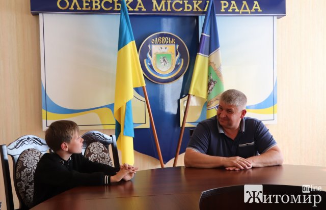 Діти з Олевська на імпровізованому блокпості назбирали пару тисяч для ЗСУ. ФОТО