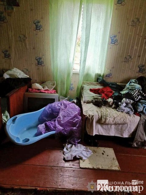 У Баранівці поліція забрала немовля у жінки, в якої раніше вилучили чотирьох дітей. ФОТО