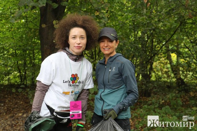 Житомиряни долучилися до «World cleanup day»: прибирали сміття за пішохідним мостом. ФОТО