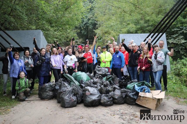 Житомиряни долучилися до «World cleanup day»: прибирали сміття за пішохідним мостом. ФОТО