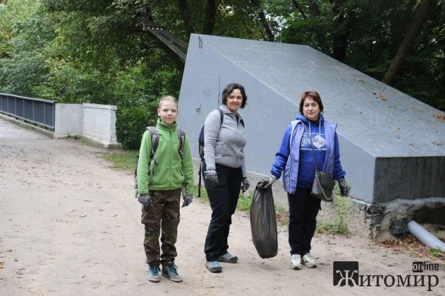 Житомиряни долучилися до «World cleanup day»: прибирали сміття за пішохідним мостом. ФОТО