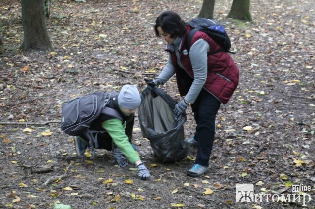Житомиряни долучилися до «World cleanup day»: прибирали сміття за пішохідним мостом. ФОТО