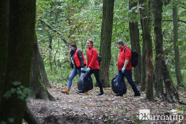 Житомиряни долучилися до «World cleanup day»: прибирали сміття за пішохідним мостом. ФОТО
