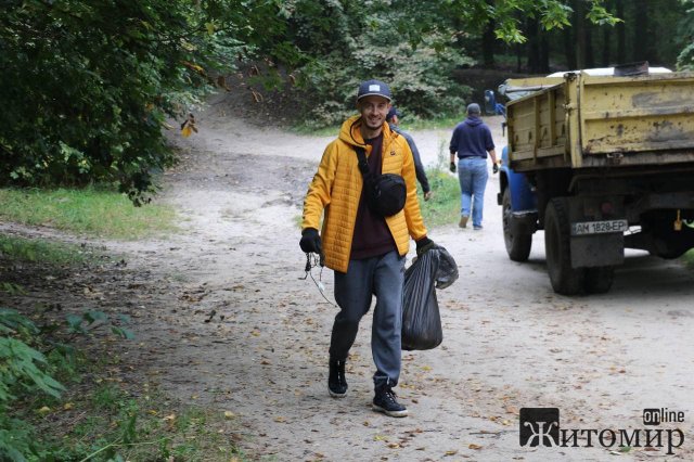 Житомиряни долучилися до «World cleanup day»: прибирали сміття за пішохідним мостом. ФОТО