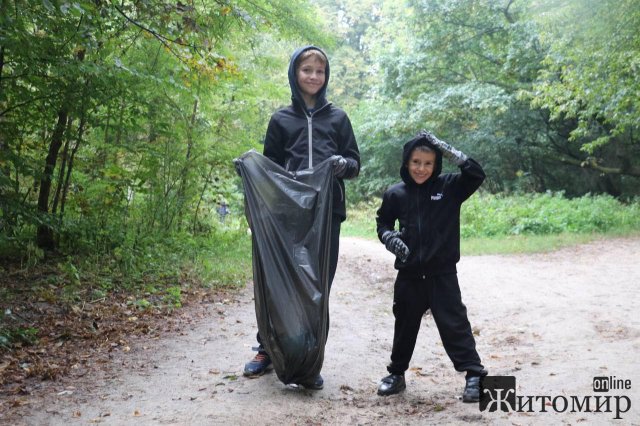 Житомиряни долучилися до «World cleanup day»: прибирали сміття за пішохідним мостом. ФОТО
