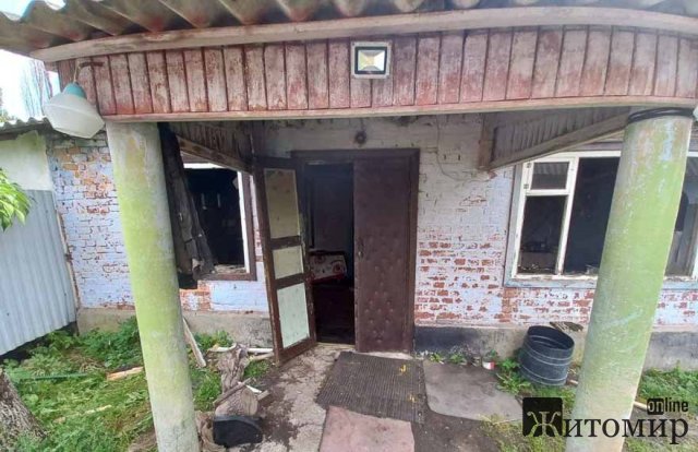У місті Житомирської області горів будинок, рятувальники виявили тіло чоловіка. ФОТО