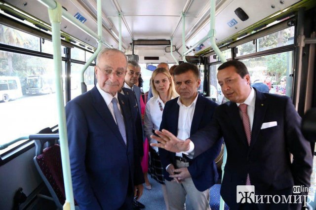 Іспанське місто передало Житомиру 2 автобуси з гуманітаркою. ФОТО