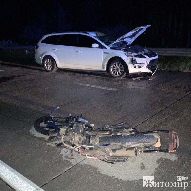 На трасі у Житомирській області зіштовхнулись легковик та мопед: 20-річний водій двоколісника помер у лікарні. ФОТО