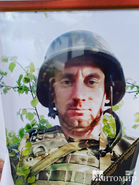 У селі на Житомирщині сотні людей проводжали в останню путь воїна Анатолія Собка. ФОТО