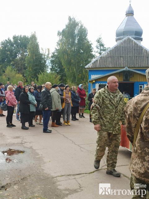 У селі на Житомирщині сотні людей проводжали в останню путь воїна Анатолія Собка. ФОТО