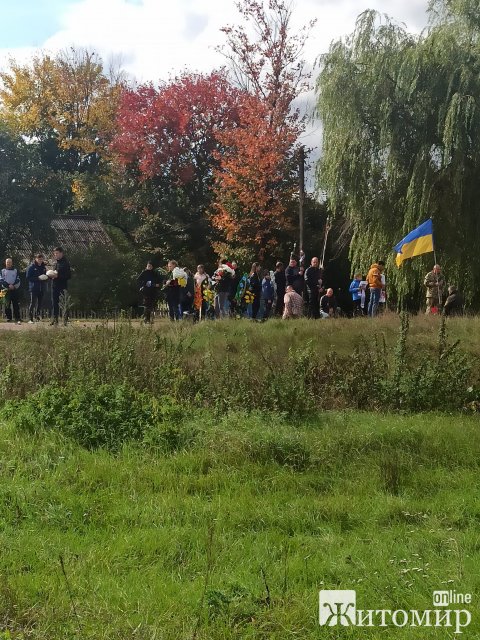 У селі на Житомирщині сотні людей проводжали в останню путь воїна Анатолія Собка. ФОТО