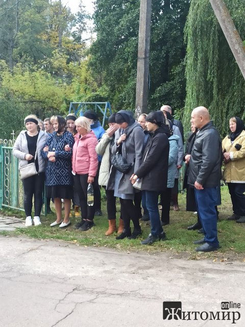У селі на Житомирщині сотні людей проводжали в останню путь воїна Анатолія Собка. ФОТО