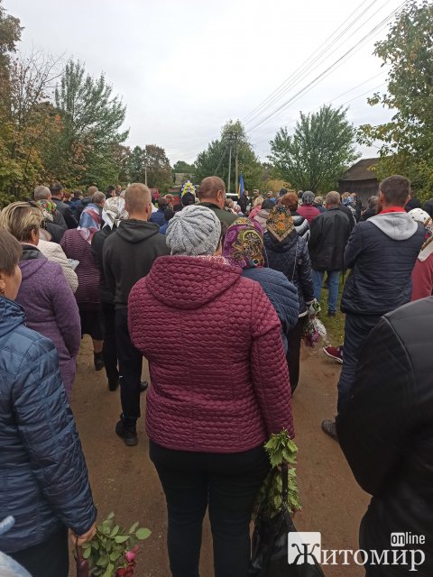 У селі на Житомирщині сотні людей проводжали в останню путь воїна Анатолія Собка. ФОТО