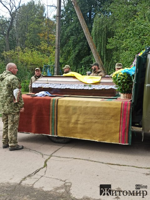 У селі на Житомирщині сотні людей проводжали в останню путь воїна Анатолія Собка. ФОТО