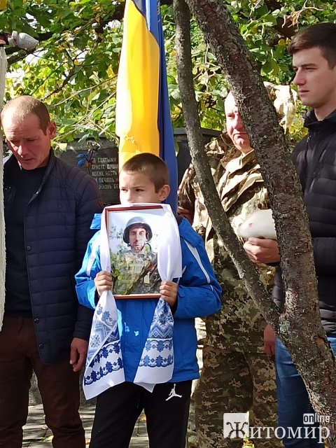 У селі на Житомирщині сотні людей проводжали в останню путь воїна Анатолія Собка. ФОТО