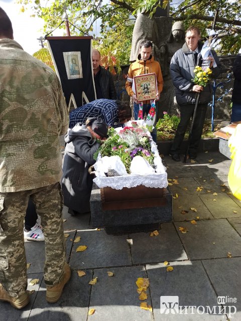 У селі на Житомирщині сотні людей проводжали в останню путь воїна Анатолія Собка. ФОТО