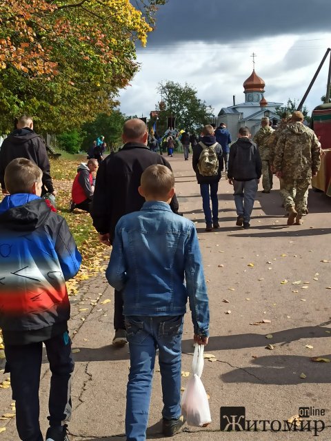 У селі на Житомирщині сотні людей проводжали в останню путь воїна Анатолія Собка. ФОТО