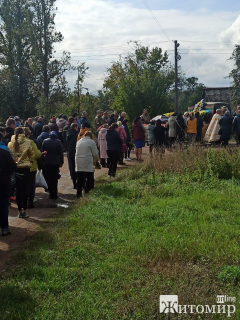 У селі на Житомирщині сотні людей проводжали в останню путь воїна Анатолія Собка. ФОТО