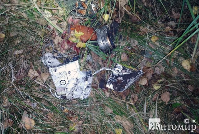 У селі на Житомирщині працівник фермерського господарства знайшов уламки ракети. ФОТО