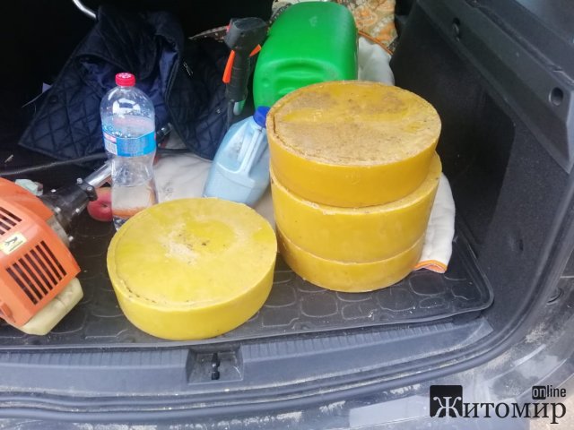 На Коростенщині пасічник передав на виготовлення окопних свічок 20 кг воску. ФОТО