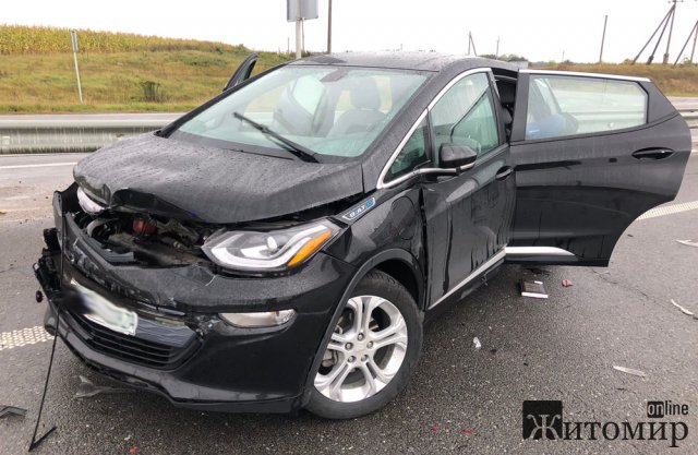 У поліції розповіли подробиці ДТП на трасі в Житомирській області: травми отримали троє дорослих та троє дітей. ФОТО