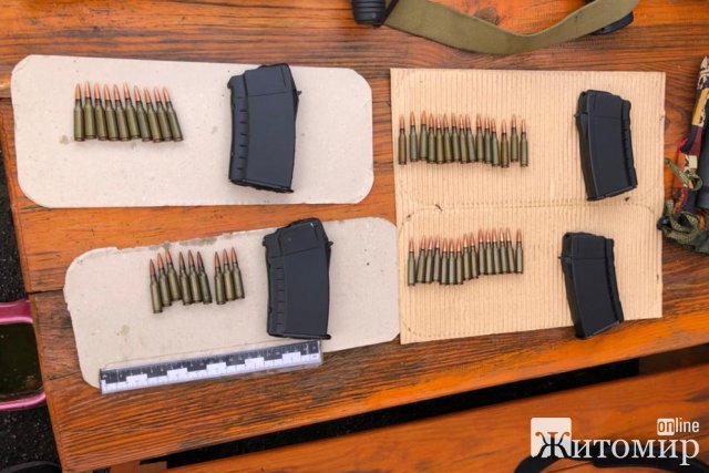 У жителя одного з сіл Бердичівського району поліцейські вилучили зброю та боєприпаси. ФОТО
