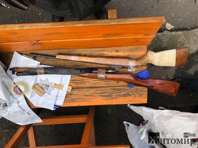 У жителя одного з сіл Бердичівського району поліцейські вилучили зброю та боєприпаси. ФОТО