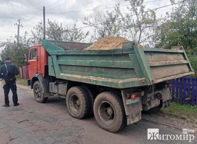 У Житомирській області поліцейські виявили випадки перевезення та копання піску без дозвольних документів. ФОТО