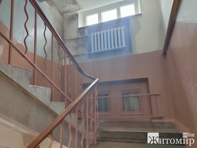 На Театральній у Житомирі під час перевірки системи опалення прорвало трубу. ФОТО