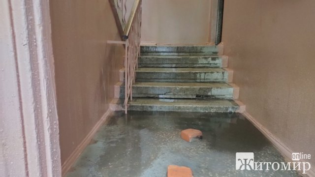 На Театральній у Житомирі під час перевірки системи опалення прорвало трубу. ФОТО
