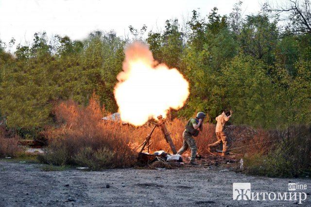 Бійці Новоград-Волинської бригади показали, як повертають окупантам снаряди, залишені ними на Ізюмському напрямку. ФОТО