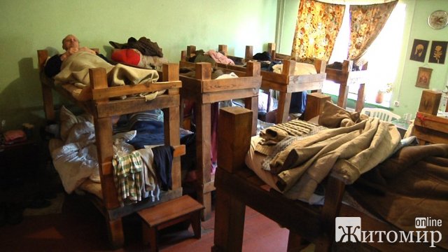 У житомирському сквері чоловік облаштував оселю в наметі. ФОТО