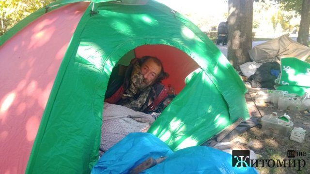 У житомирському сквері чоловік облаштував оселю в наметі. ФОТО